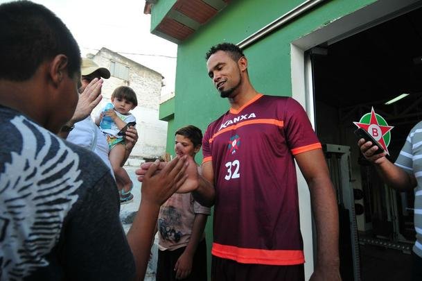 Torcedores do Boa Esporte foram na tarde desta tera-feira ao Estdio Municipal Rubro Negro para tirar selfies com o goleiro Bruno. Jogador realizou teste fsicos no local