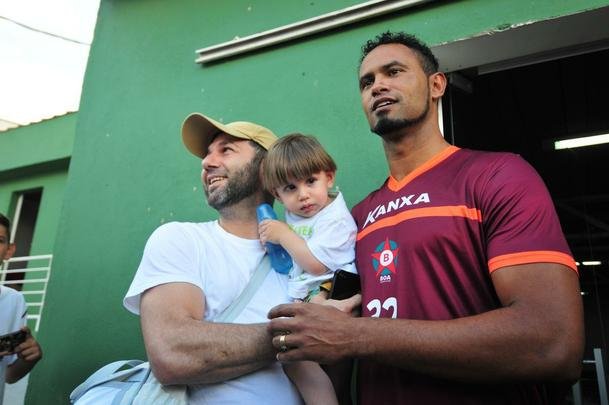 Torcedores do Boa Esporte foram na tarde desta tera-feira ao Estdio Municipal Rubro Negro para tirar selfies com o goleiro Bruno. Jogador realizou teste fsicos no local