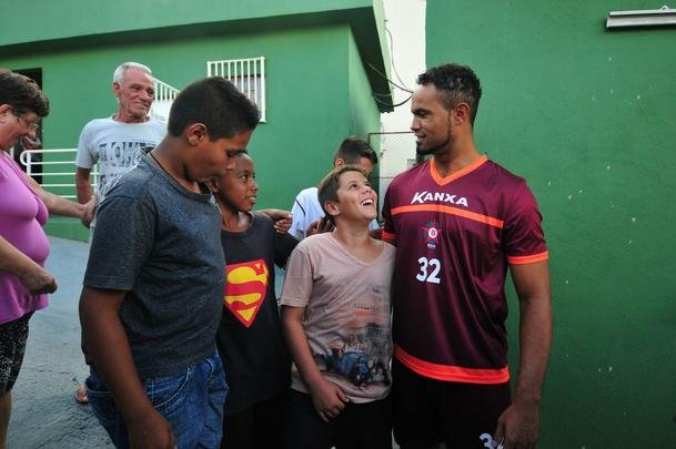 Torcedores do Boa Esporte foram na tarde desta tera-feira ao Estdio Municipal Rubro Negro para tirar selfies com o goleiro Bruno. Jogador realizou teste fsicos no local