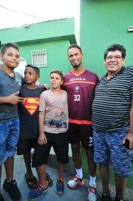 Torcedores do Boa Esporte foram na tarde desta tera-feira ao Estdio Municipal Rubro Negro para tirar selfies com o goleiro Bruno. Jogador realizou teste fsicos no local