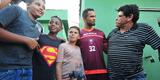 Torcedores do Boa Esporte foram na tarde desta tera-feira ao Estdio Municipal Rubro Negro para tirar selfies com o goleiro Bruno. Jogador realizou teste fsicos no local