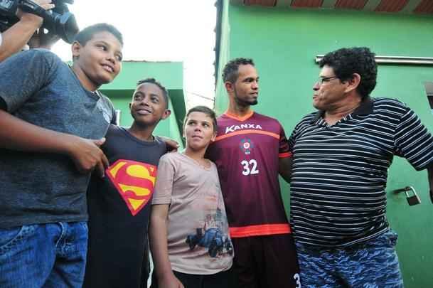 Torcedores do Boa Esporte foram na tarde desta tera-feira ao Estdio Municipal Rubro Negro para tirar selfies com o goleiro Bruno. Jogador realizou teste fsicos no local