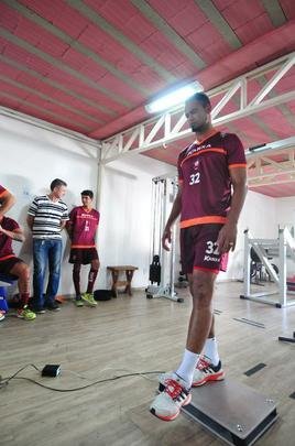 Torcedores do Boa Esporte foram na tarde desta tera-feira ao Estdio Municipal Rubro Negro para tirar selfies com o goleiro Bruno. Jogador realizou teste fsicos no local