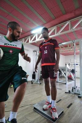 Torcedores do Boa Esporte foram na tarde desta tera-feira ao Estdio Municipal Rubro Negro para tirar selfies com o goleiro Bruno. Jogador realizou teste fsicos no local