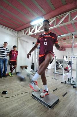 Torcedores do Boa Esporte foram na tarde desta tera-feira ao Estdio Municipal Rubro Negro para tirar selfies com o goleiro Bruno. Jogador realizou teste fsicos no local