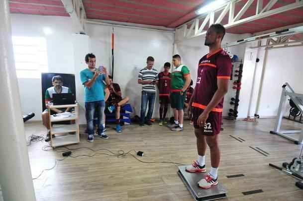 Torcedores do Boa Esporte foram na tarde desta tera-feira ao Estdio Municipal Rubro Negro para tirar selfies com o goleiro Bruno. Jogador realizou teste fsicos no local