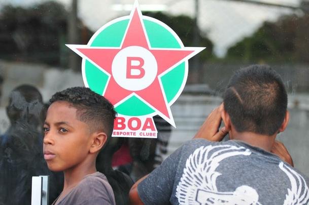 Torcedores do Boa Esporte foram na tarde desta tera-feira ao Estdio Municipal Rubro Negro para tirar selfies com o goleiro Bruno. Jogador realizou teste fsicos no local