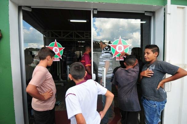 Torcedores do Boa Esporte foram na tarde desta tera-feira ao Estdio Municipal Rubro Negro para tirar selfies com o goleiro Bruno. Jogador realizou teste fsicos no local