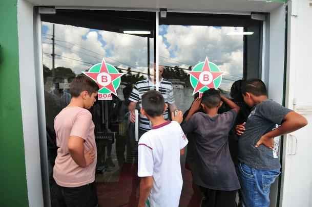 Torcedores do Boa Esporte foram na tarde desta tera-feira ao Estdio Municipal Rubro Negro para tirar selfies com o goleiro Bruno. Jogador realizou teste fsicos no local