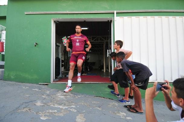 Torcedores do Boa Esporte foram na tarde desta tera-feira ao Estdio Municipal Rubro Negro para tirar selfies com o goleiro Bruno. Jogador realizou teste fsicos no local
