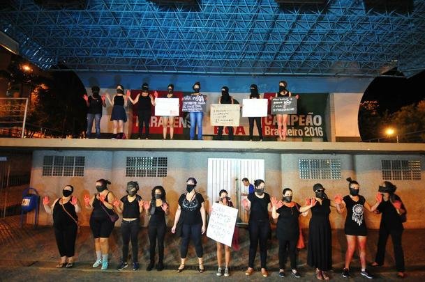 Grupo de mulheres fez protesto no Centro de Varginha contra a chegada de goleiro Bruno ao Boa Esporte