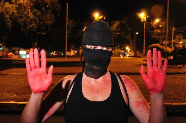 Grupo de mulheres fez protesto no Centro de Varginha contra a chegada de goleiro Bruno ao Boa Esporte