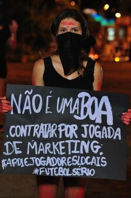 Grupo de mulheres fez protesto no Centro de Varginha contra a chegada de goleiro Bruno ao Boa Esporte