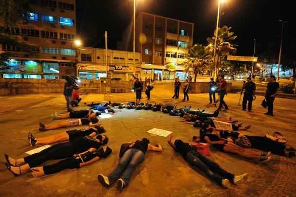 Grupo de mulheres fez protesto no Centro de Varginha contra a chegada de goleiro Bruno ao Boa Esporte