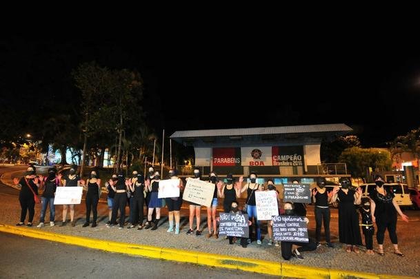 Grupo de mulheres fez protesto no Centro de Varginha contra a chegada de goleiro Bruno ao Boa Esporte