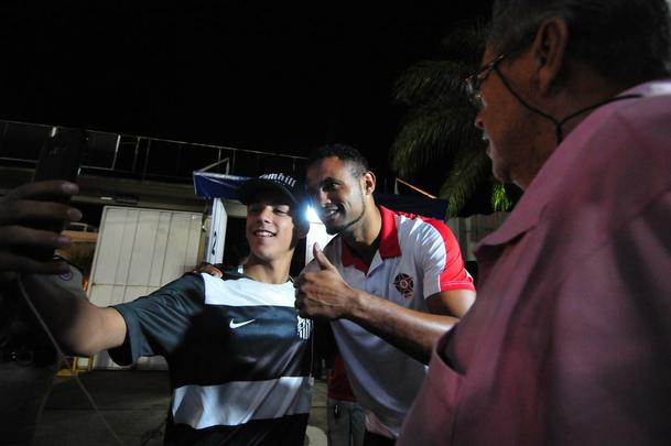 Goleiro Bruno foi ao jogo do Boa Esporte contra o Arax, pelo Mdulo II do Mineiro, e recebeu tratamento de celebridade no Estdio Dilzon Melo, em Varginha. Tirou fotos e foi abraado por torcedores