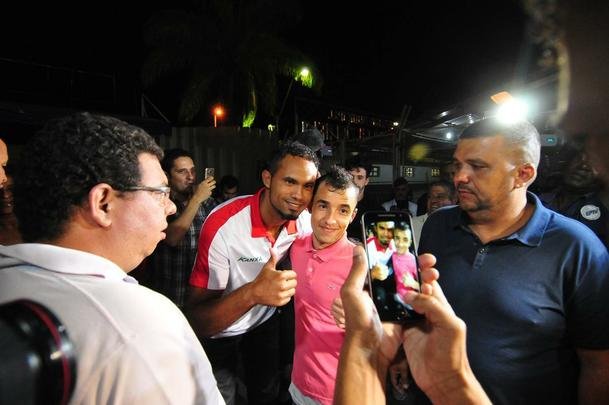 Goleiro Bruno foi ao jogo do Boa Esporte contra o Arax, pelo Mdulo II do Mineiro, e recebeu tratamento de celebridade no Estdio Dilzon Melo, em Varginha. Tirou fotos e foi abraado por torcedores