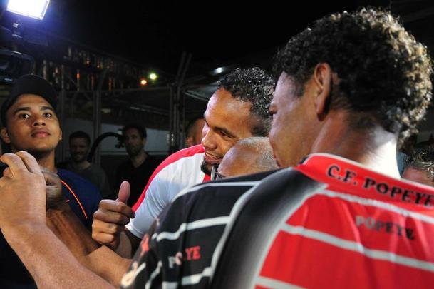 Goleiro Bruno foi ao jogo do Boa Esporte contra o Arax, pelo Mdulo II do Mineiro, e recebeu tratamento de celebridade no Estdio Dilzon Melo, em Varginha. Tirou fotos e foi abraado por torcedores