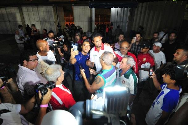 Goleiro Bruno foi ao jogo do Boa Esporte contra o Arax, pelo Mdulo II do Mineiro, e recebeu tratamento de celebridade no Estdio Dilzon Melo, em Varginha. Tirou fotos e foi abraado por torcedores