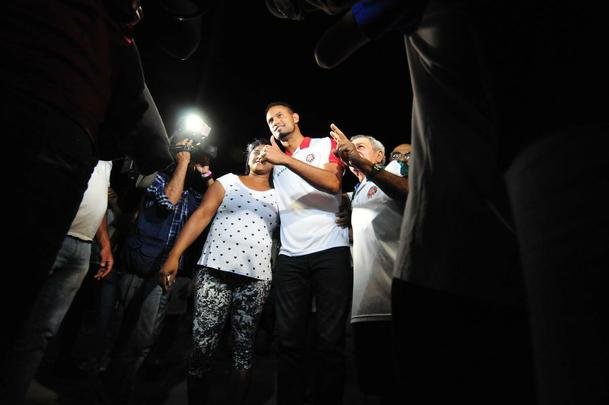 Goleiro Bruno foi ao jogo do Boa Esporte contra o Arax, pelo Mdulo II do Mineiro, e recebeu tratamento de celebridade no Estdio Dilzon Melo, em Varginha. Tirou fotos e foi abraado por torcedores