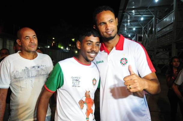 Goleiro Bruno foi ao jogo do Boa Esporte contra o Arax, pelo Mdulo II do Mineiro, e recebeu tratamento de celebridade no Estdio Dilzon Melo, em Varginha. Tirou fotos e foi abraado por torcedores