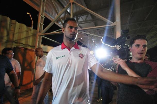 Goleiro Bruno foi ao jogo do Boa Esporte contra o Arax, pelo Mdulo II do Mineiro, e recebeu tratamento de celebridade no Estdio Dilzon Melo, em Varginha. Tirou fotos e foi abraado por torcedores