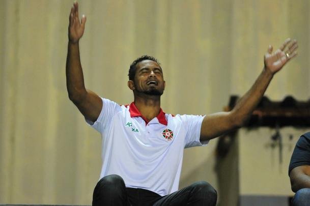 Goleiro Bruno acompanhou vitria do Boa sobre o Arax das arquibancadas do Estdio Dilzon Melo e vibrou muito com gols do seu novo clube