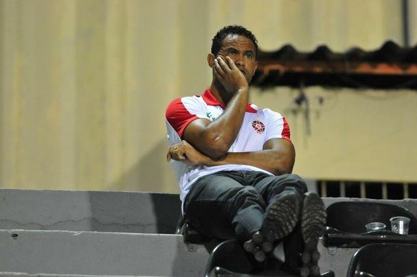 Goleiro Bruno acompanhou vitria do Boa sobre o Arax das arquibancadas do Estdio Dilzon Melo e vibrou muito com gols do seu novo clube