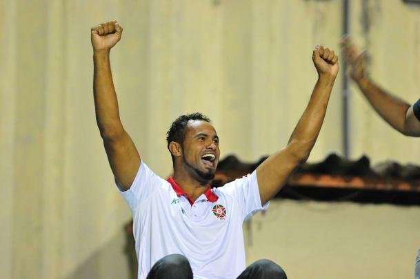 Goleiro Bruno acompanhou vitria do Boa sobre o Arax das arquibancadas do Estdio Dilzon Melo e vibrou muito com gols do seu novo clube