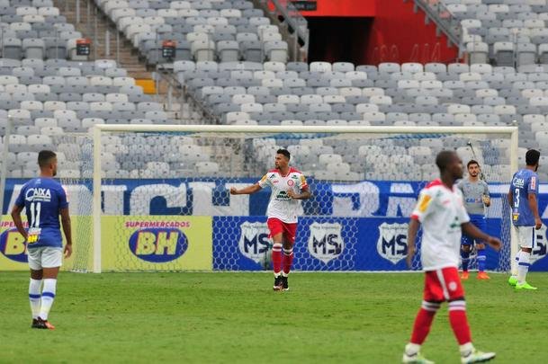 Lance de Cruzeiro x Tombense, jogo disputado no Mineiro pelo Campeonato Mineiro