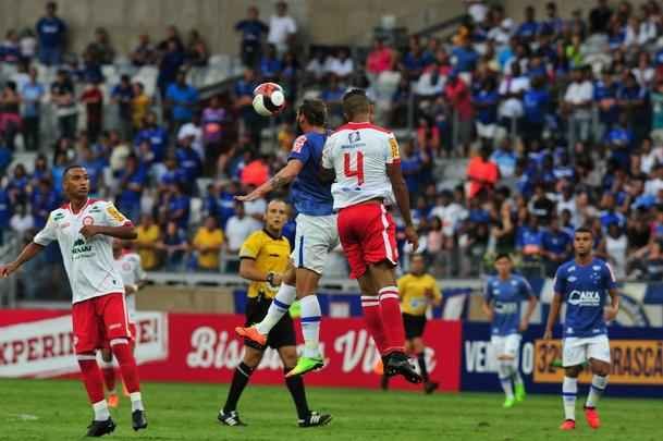 Lance de Cruzeiro x Tombense, jogo disputado no Mineiro pelo Campeonato Mineiro