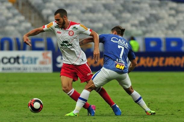 Lance de Cruzeiro x Tombense, jogo disputado no Mineiro pelo Campeonato Mineiro