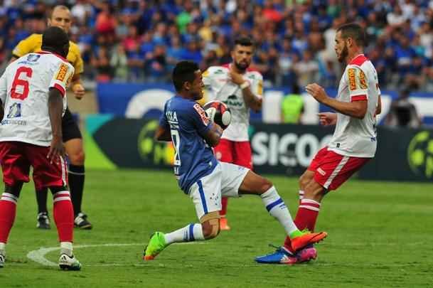 Lance de Cruzeiro x Tombense, jogo disputado no Mineiro pelo Campeonato Mineiro