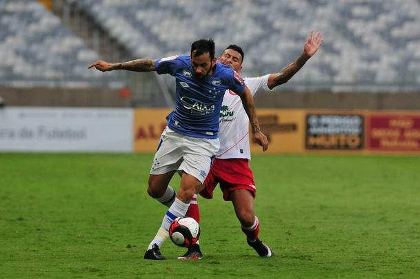 Lance de Cruzeiro x Tombense, jogo disputado no Mineiro pelo Campeonato Mineiro