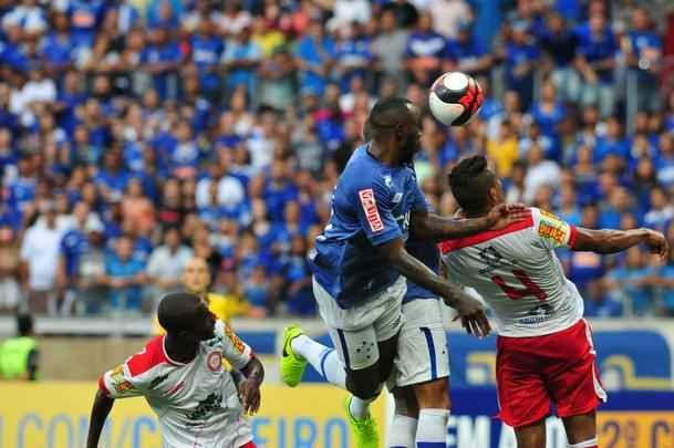 Lance de Cruzeiro x Tombense, jogo disputado no Mineiro pelo Campeonato Mineiro