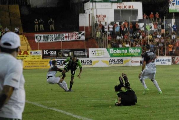 Jogo entre Amrica, de Tefilo Otoni, e Amrica, pelo Campeonato Mineiro