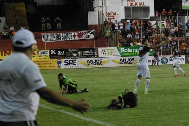 Jogo entre Amrica, de Tefilo Otoni, e Amrica, pelo Campeonato Mineiro