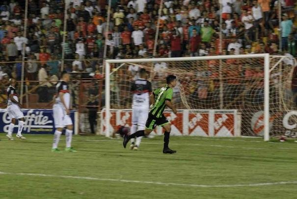 Jogo entre Amrica, de Tefilo Otoni, e Amrica, pelo Campeonato Mineiro
