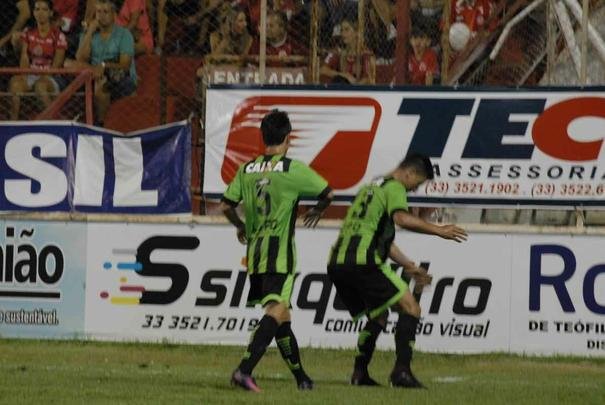 Jogo entre Amrica, de Tefilo Otoni, e Amrica, pelo Campeonato Mineiro