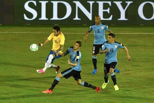 Seleo Brasileira enfrenta a Celeste pelas Eliminatrias para a Copa do Mundo da Rssia