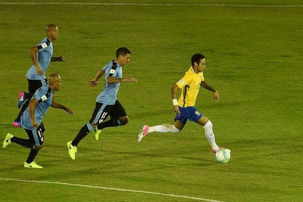 Seleo Brasileira enfrenta a Celeste pelas Eliminatrias para a Copa do Mundo da Rssia