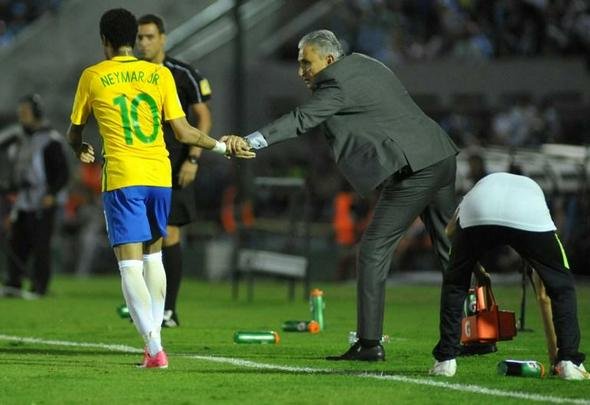 Seleo Brasileira enfrenta a Celeste pelas Eliminatrias para a Copa do Mundo da Rssia