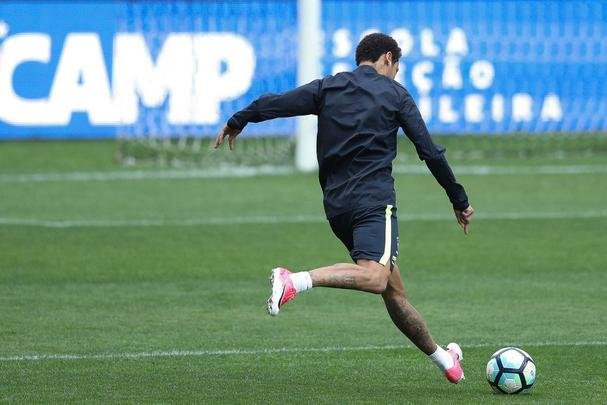 Seleção Brasileira treinou nesta segunda no Itaquerão, local da partida desta terça contra o Paraguai