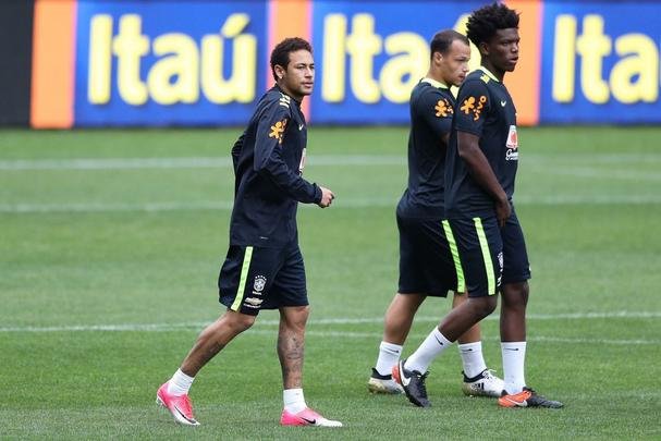 Seleção Brasileira treinou nesta segunda no Itaquerão, local da partida desta terça contra o Paraguai