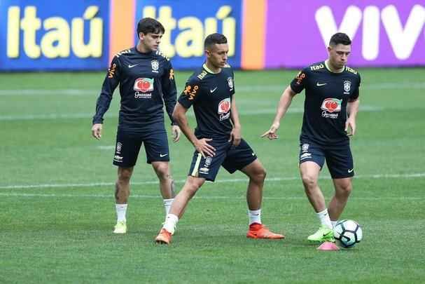 Seleção Brasileira treinou nesta segunda no Itaquerão, local da partida desta terça contra o Paraguai