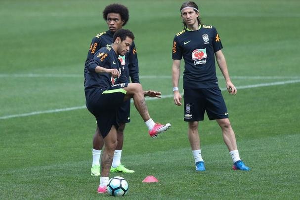 Seleção Brasileira treinou nesta segunda no Itaquerão, local da partida desta terça contra o Paraguai