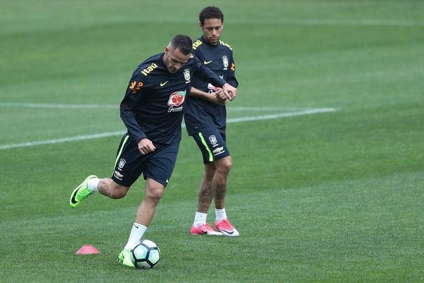 Seleção Brasileira treinou nesta segunda no Itaquerão, local da partida desta terça contra o Paraguai