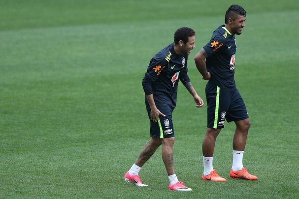 Seleção Brasileira treinou nesta segunda no Itaquerão, local da partida desta terça contra o Paraguai