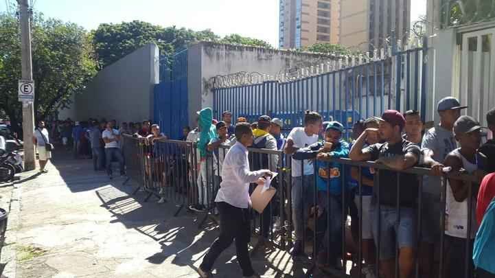 Grande número de torcedores foi aos locais de venda em busca de ingresso para o clássico
