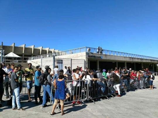Grande número de torcedores foi aos locais de venda em busca de ingresso para o clássico